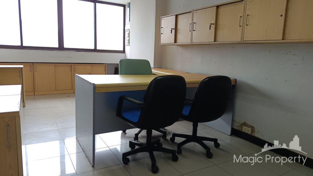 Rented Commercial/Office in Modern Town, Khlong Tan Nuea, Bangkok | ฿32,000 | MGP1419 – Photo 1