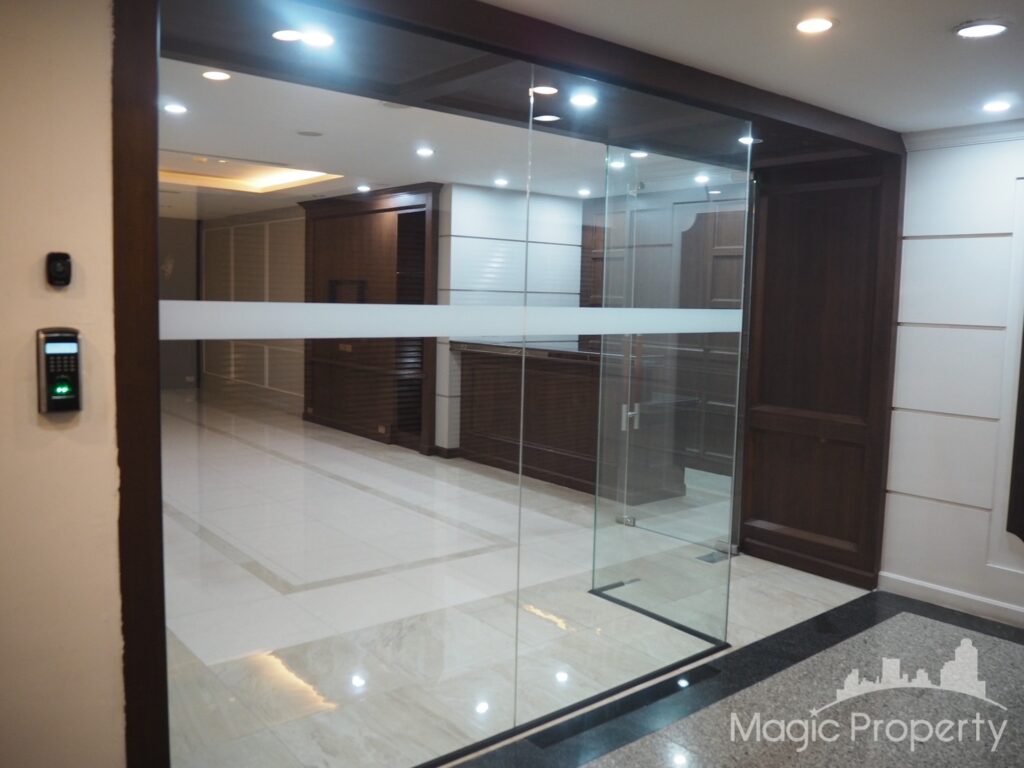 For Rent Commercial/Office in Ocean Tower 2, Khlong Toei Nuea, Bangkok | ฿219,527/month | MGP1468 – Photo 1