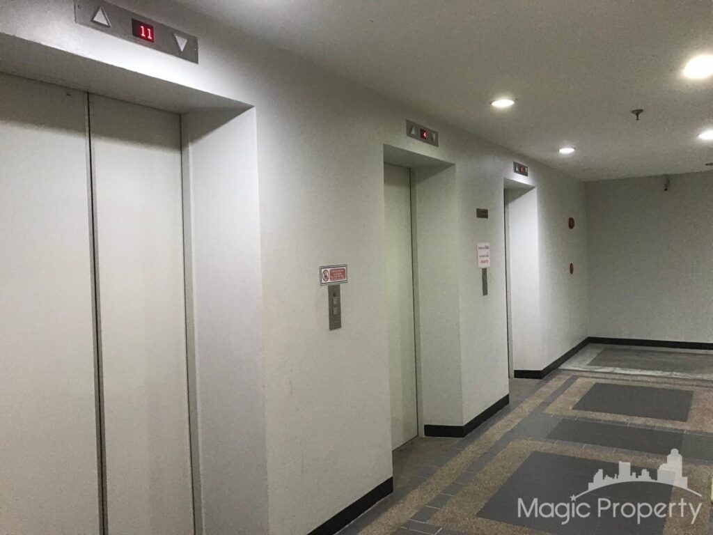 Commercial/Office in Modern Town, Khlong Tan Nuea, Bangkok | ฿25,000 | MGP1510 – Photo 5