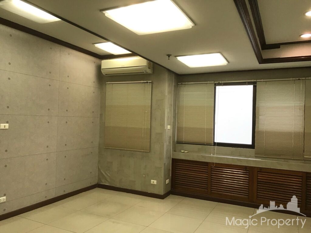 Commercial/Office in Modern Town, Khlong Tan Nuea, Bangkok | ฿25,000 | MGP1510 – Photo 1