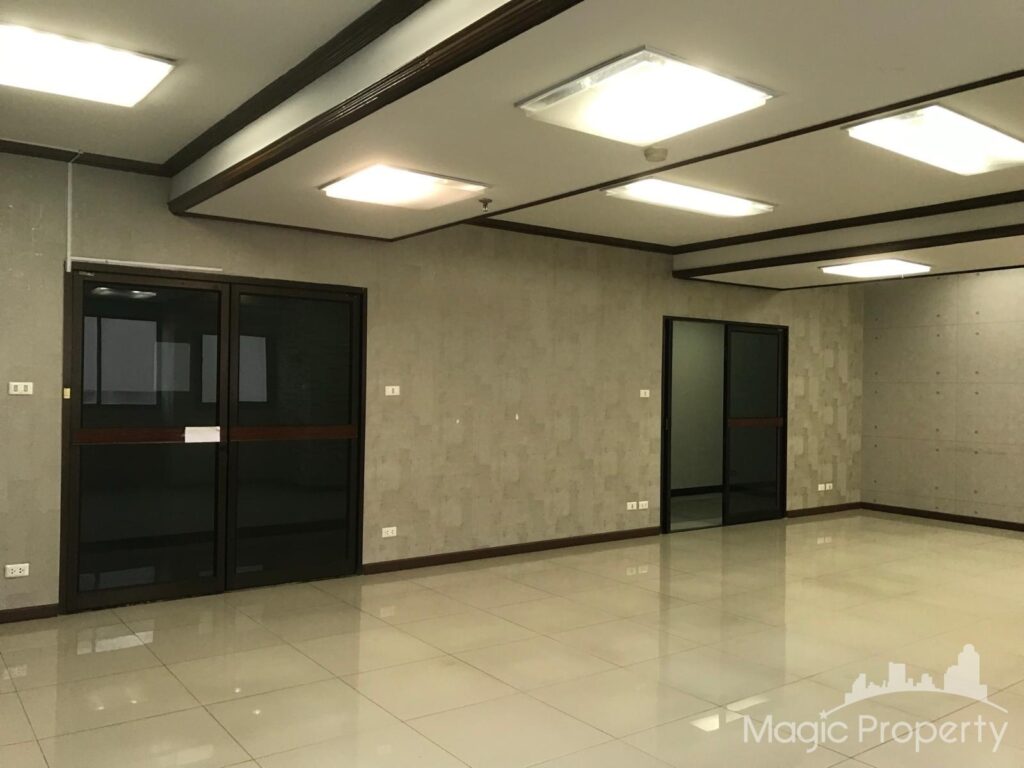 Commercial/Office in Modern Town, Khlong Tan Nuea, Bangkok | ฿25,000 | MGP1510 – Photo 2