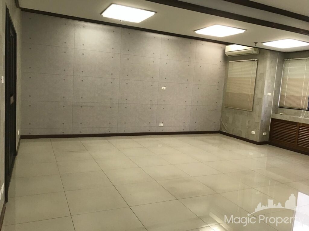 Commercial/Office in Modern Town, Khlong Tan Nuea, Bangkok | ฿25,000 | MGP1510 – Photo 3