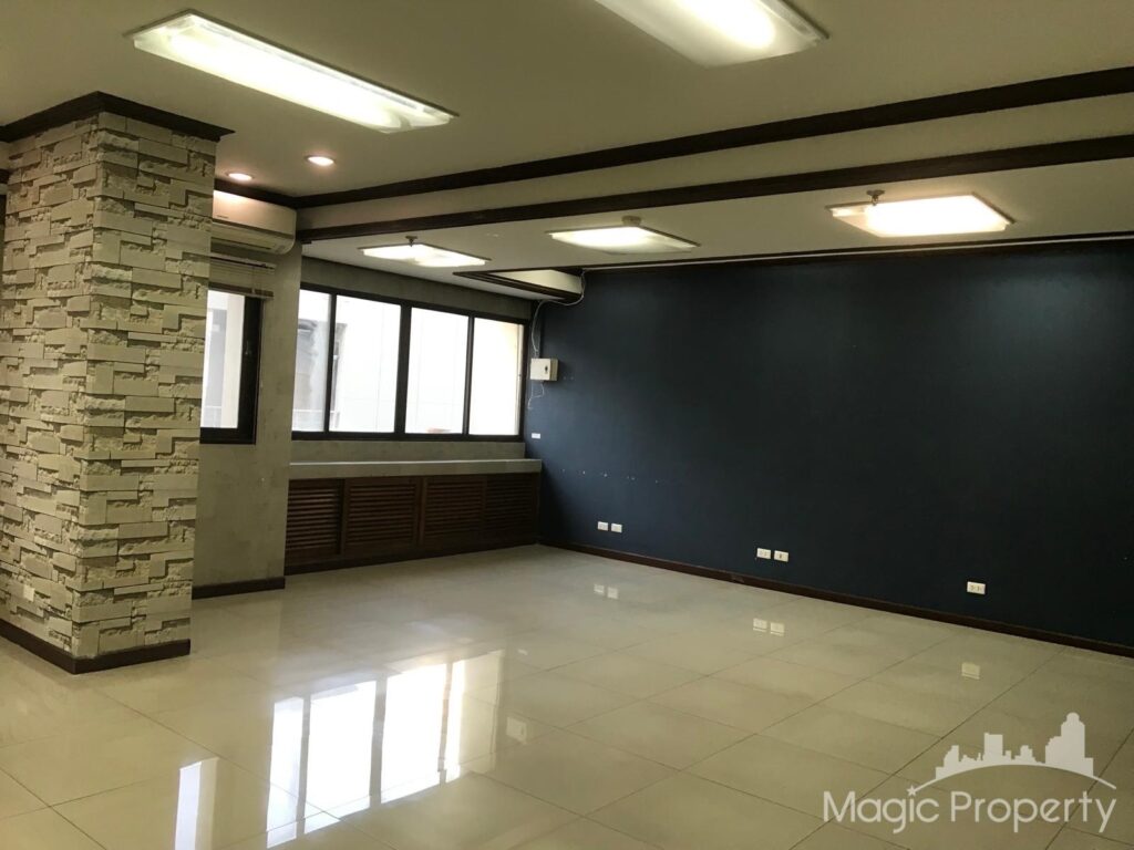 Commercial/Office in Modern Town, Khlong Tan Nuea, Bangkok | ฿25,000 | MGP1510 – Photo 4