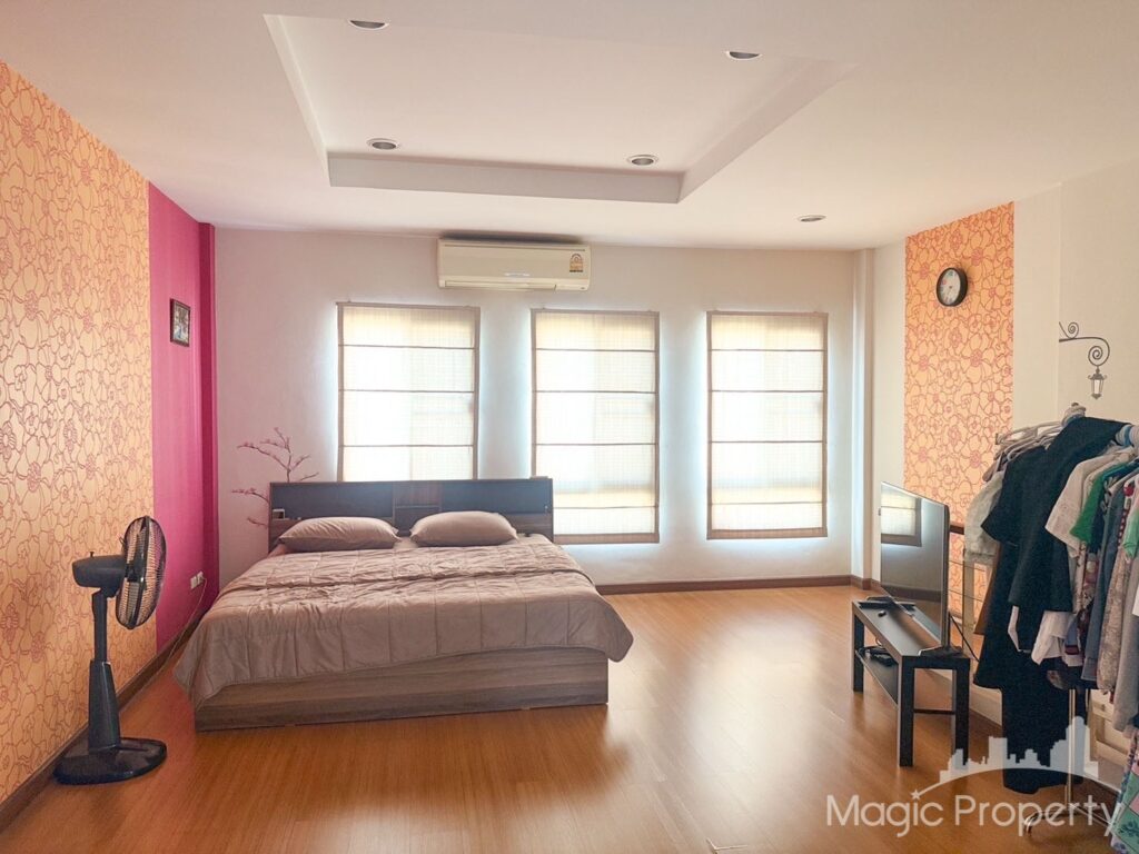 For Sale 3 Bed Townhome in Baan Klang Muang Urbanion Rama 9 - Wongwaen, Ban Thap Chang, Bangkok | ฿4,500,... – Photo 1